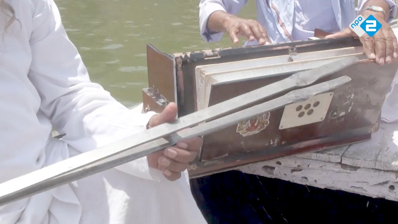 Beeld uit een productie: een harmonium op een boot
